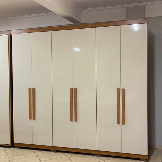 Guarda-roupa branco de portas altas na loja da Rede Modelle
