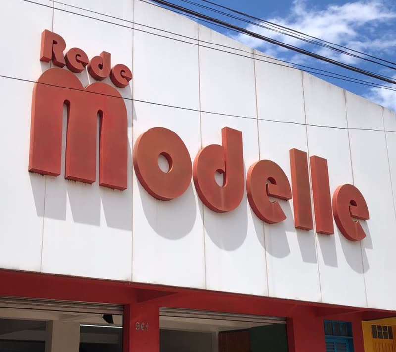 Fachada da loja Rede Modelle na Avenida Comercial, 961, em São Sebastião