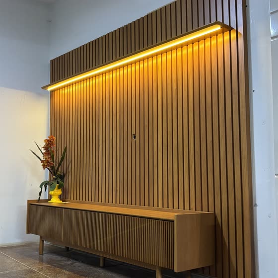 Painel ripado com LED e rack de madeira